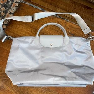Silver Longchamp ale Pliage travel bag